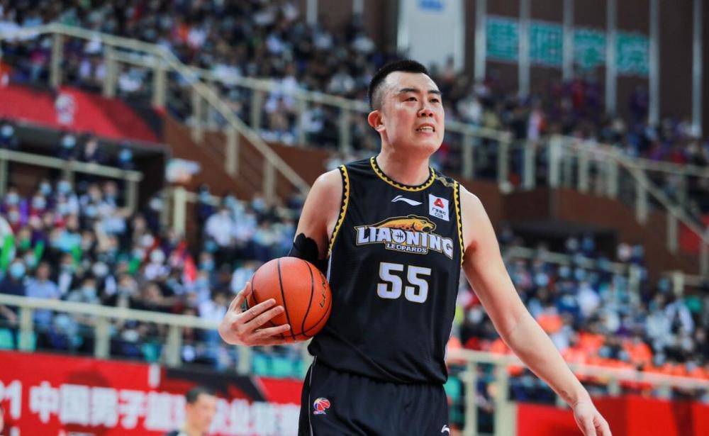 杜兰特关键时刻隔扣加福德打成2+1制胜得到28分、5个篮板和5次助攻，布克得到27分和8次助攻，他们率队末节上演翻盘好戏，太阳队在主场以112-108逆转战胜华盛顿奇才队（4胜21负）。